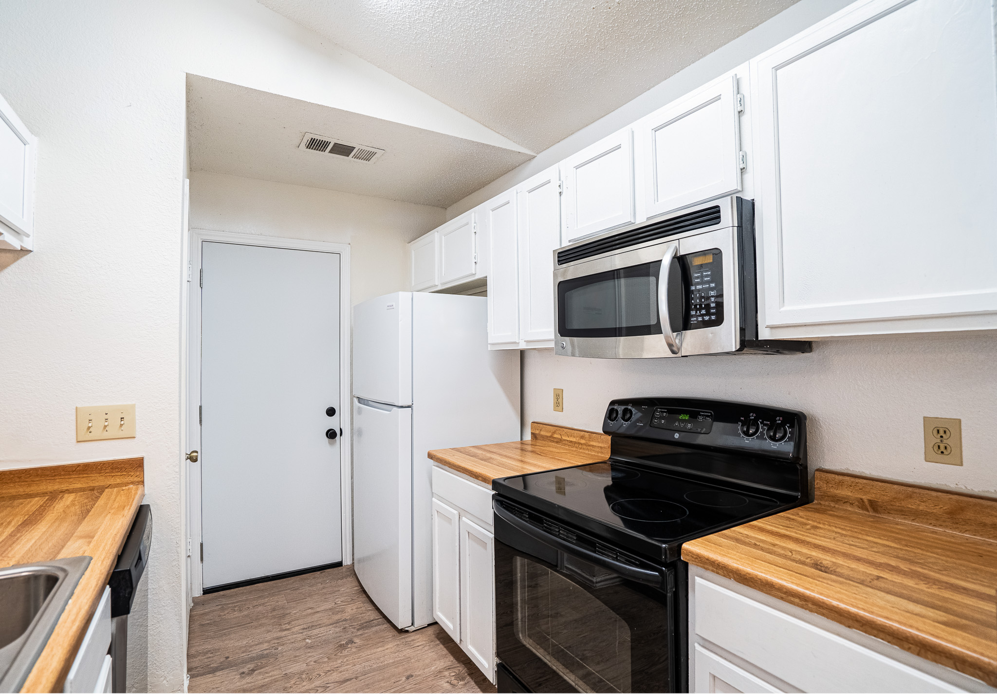 517 Cutty Trail, Unit B Lakeway, TX 78734 - Photo 4 of 16 Functional kitchen with ample cabinetry and all essential appliances for daily living.