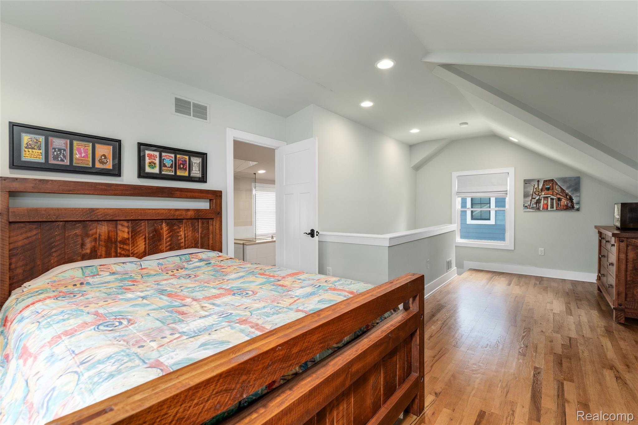 307 Linwood Avenue Rochester, MI 48307 - Photo 14 of 47 Spacious and private