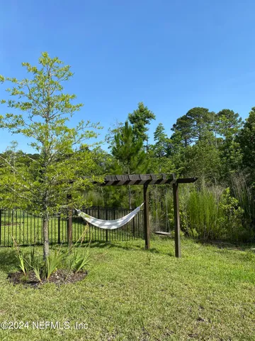 a view of a backyard