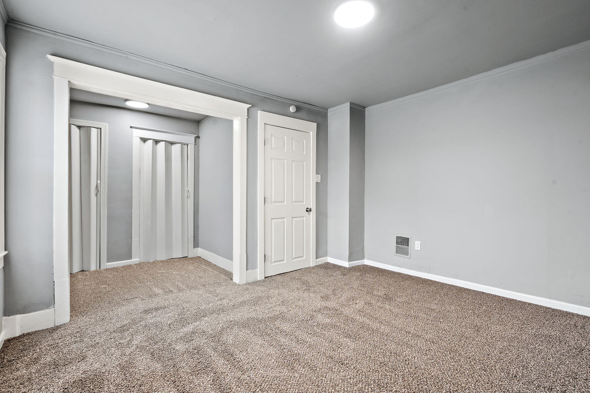 565 Jackson Street Gary, IN 46402 - Photo 14 of 24 an empty room with closet area