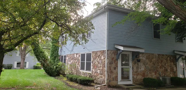 $220,000 | 354 Creekside Drive, Vernon Hills, IL 60061