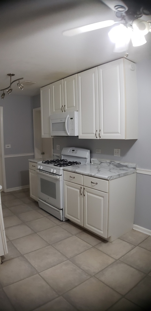 354 Creekside Drive Vernon Hills, IL 60061 - Photo 2 of 8