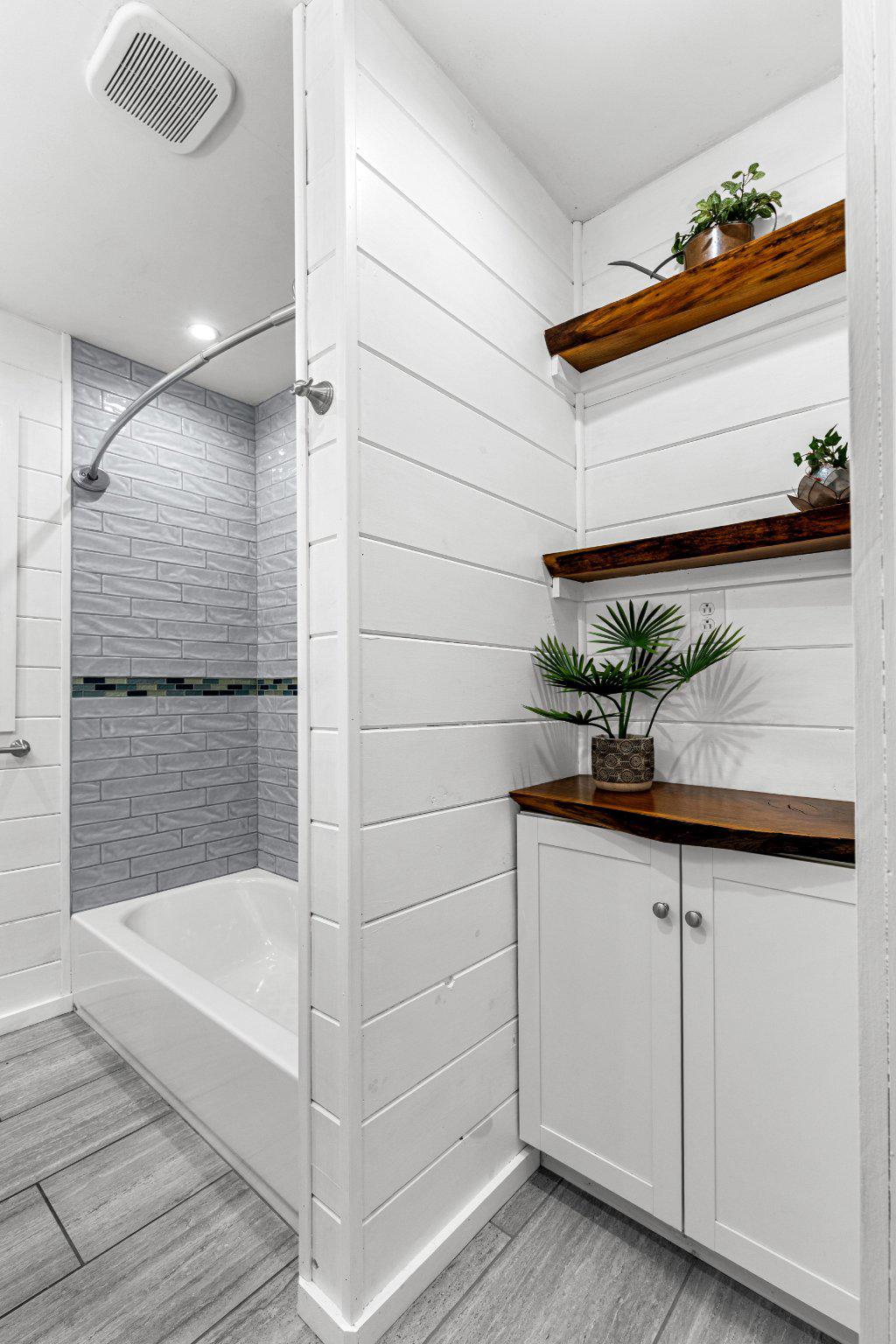 2835 Pinch Road Manheim, PA 17545 - Photo 3 of 33 Fresh and Bright Bathroom