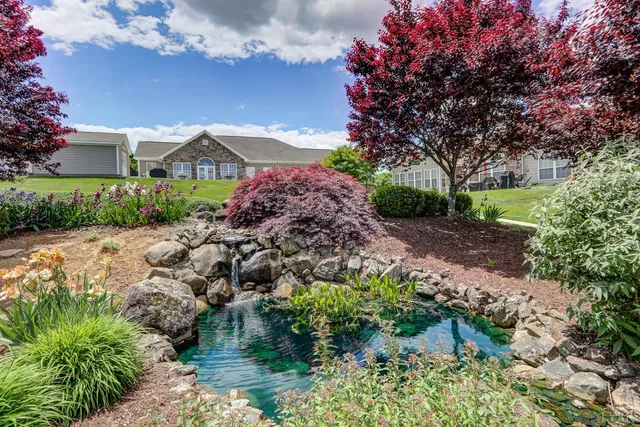 a view of livingroom with furniture