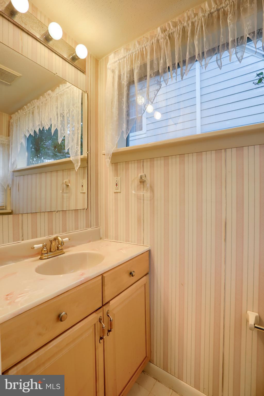 531 Pleasure Road Lancaster, PA 17601 - Photo 16 of 46 First Floor Poder Room