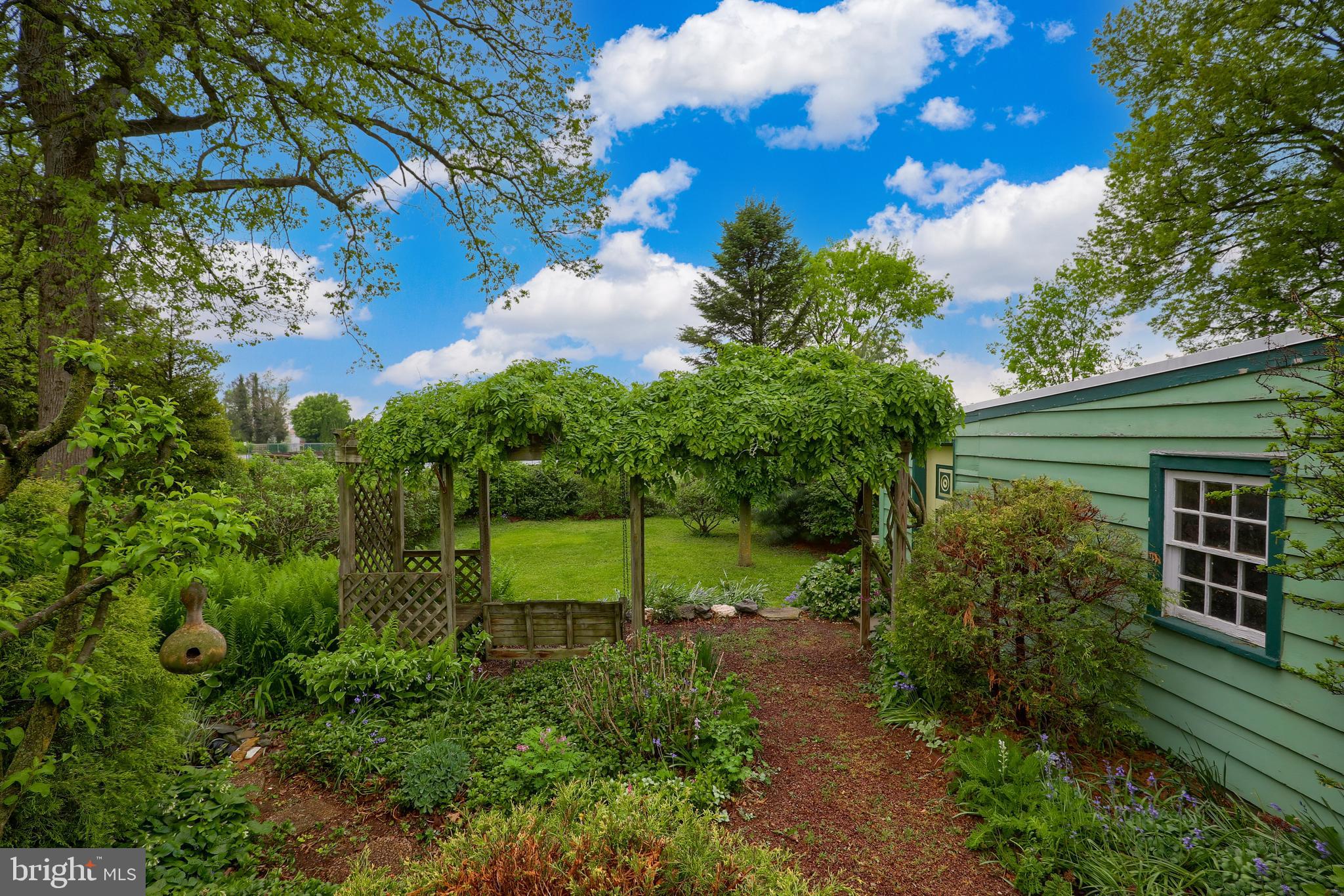 531 Pleasure Road Lancaster, PA 17601 - Photo 32 of 46 Trellis/Arbor & Garage