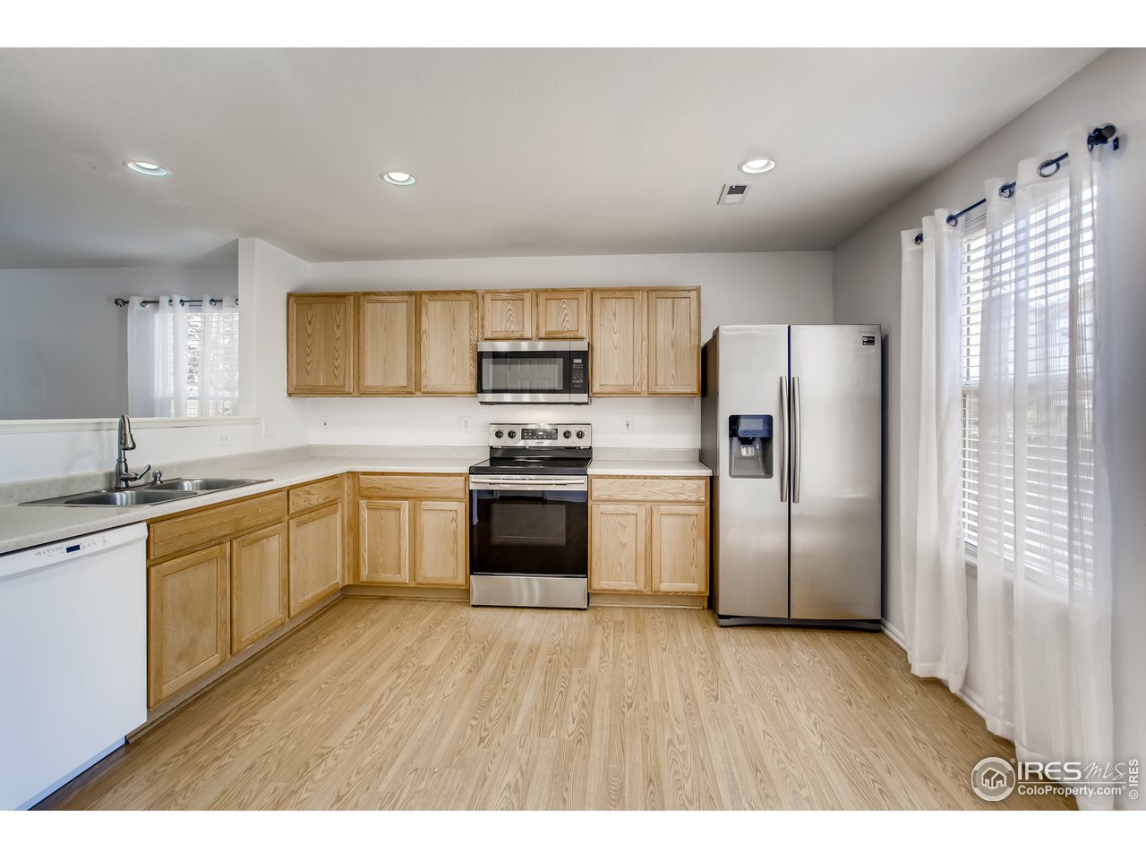 10439 Lower Ridge Road Longmont, CO 80504 - Photo 8 of 27 Kitchen appliances stay