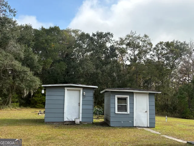 a view of a house with backyard