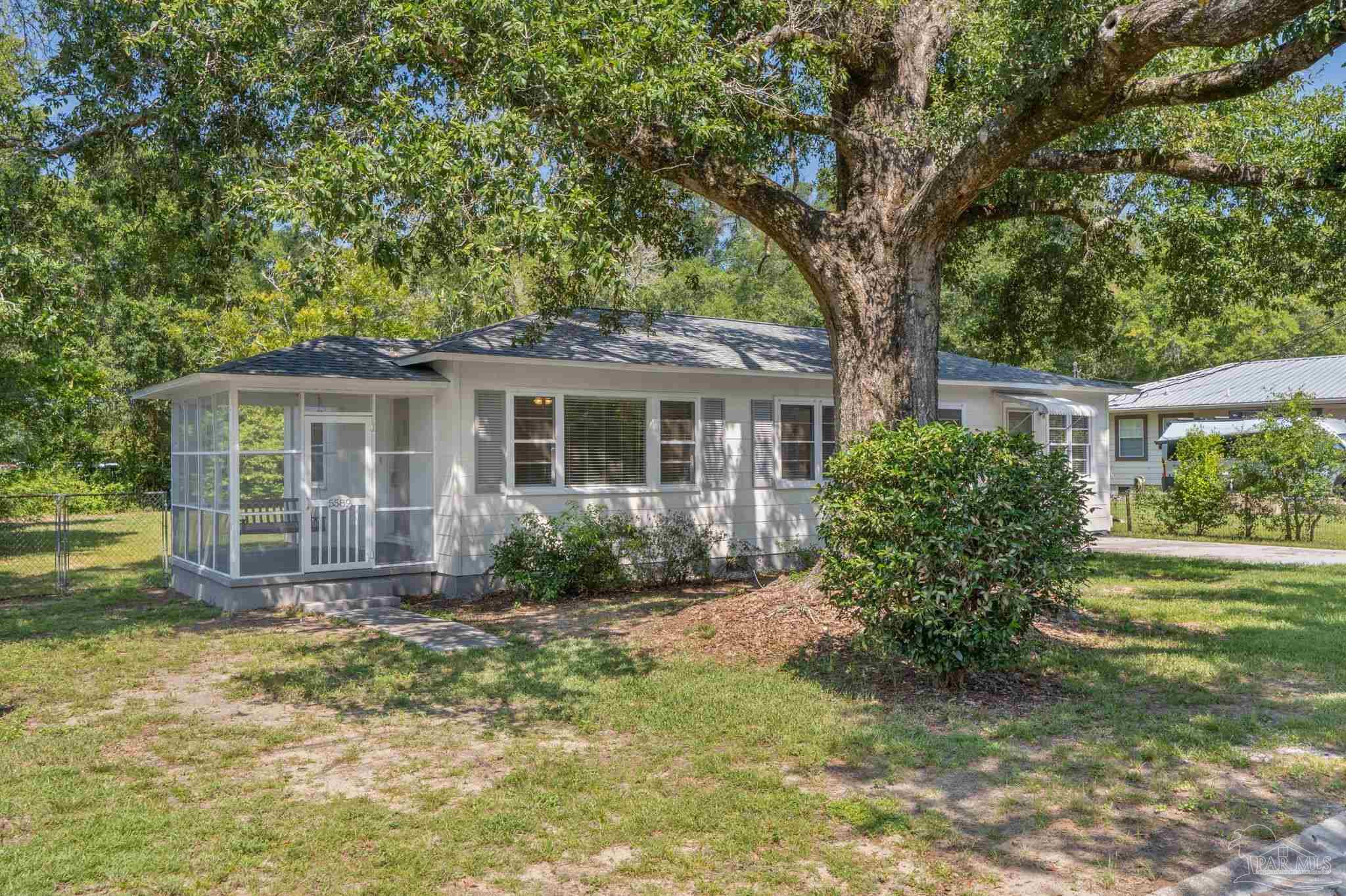 a view of a house with backyard and garden