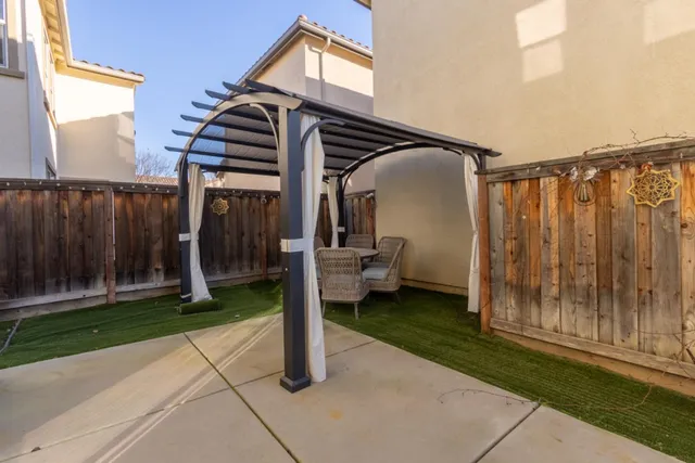 a view of a back yard