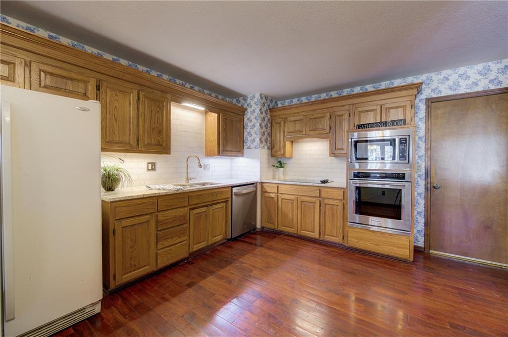 236 Southwest Raintree Drive Lee's Summit, MO 64082 - Photo 10 of 35