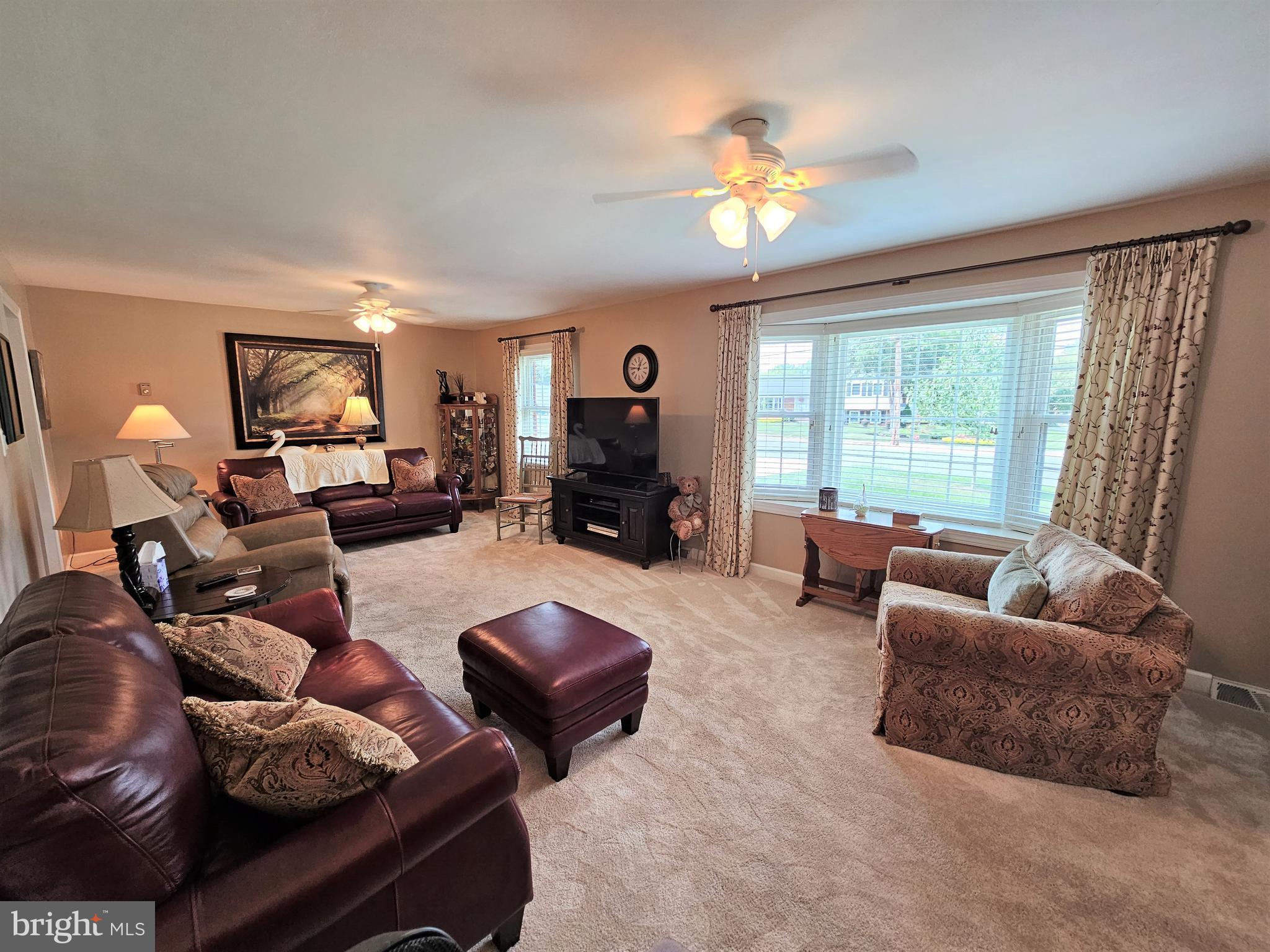 8813 Weems Road Manassas, VA 20110 - Photo 9 of 39 Living Room with Bay Window