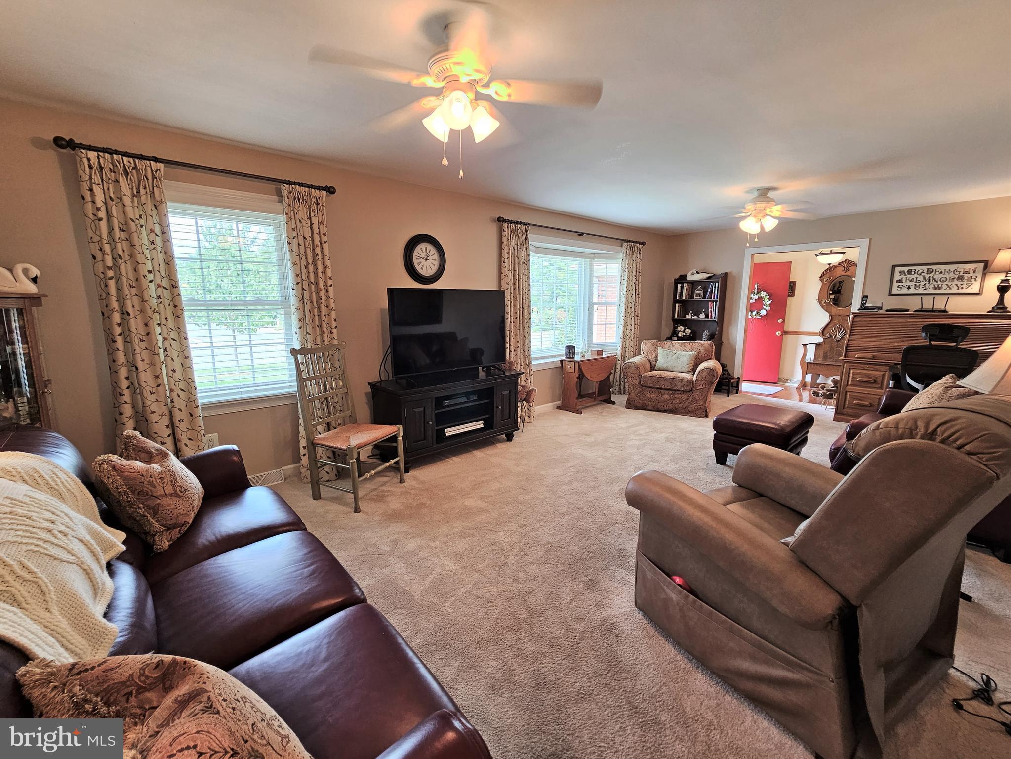 8813 Weems Road Manassas, VA 20110 - Photo 10 of 39 Living Room