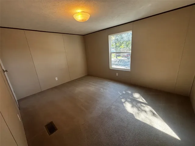 a view of empty room with window