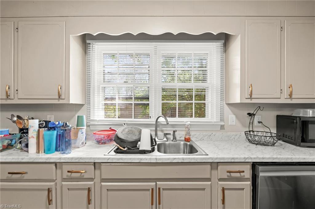 1615 Rankin Road Greensboro, NC 27405 - Photo 11 of 37