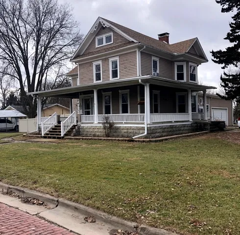 $194,900 | 304 South Poplar Street, Onarga, IL 60955