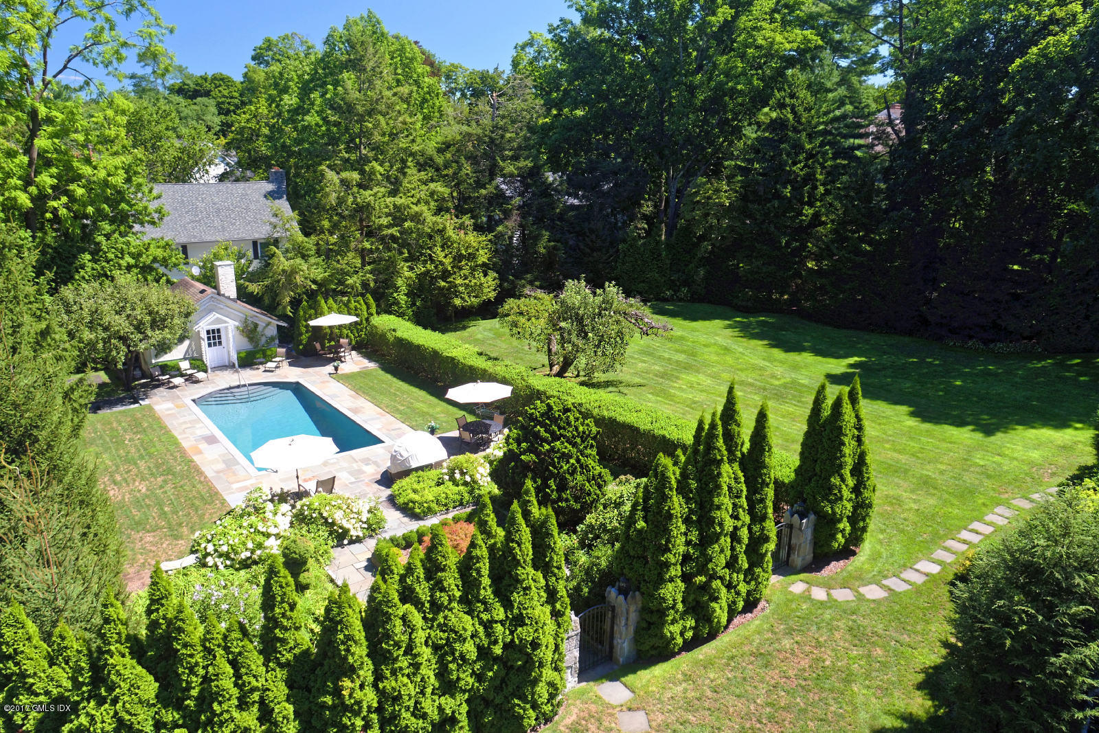 171 North Maple Avenue Greenwich, CT 06830 - Photo 13 of 16 a view of a garden with plants