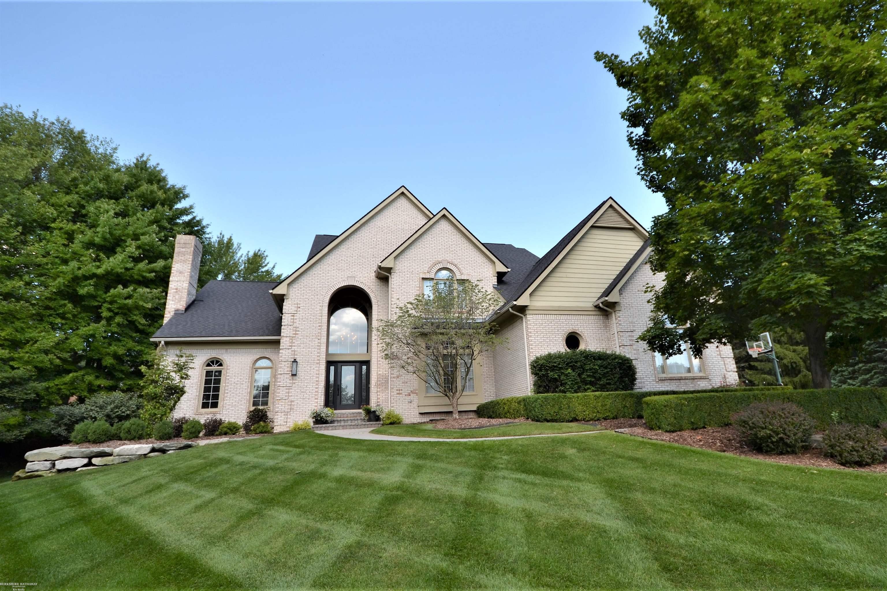 1813 Fox Run Rochester, MI 48306 - Photo 1 of 68 1813 Fox Run