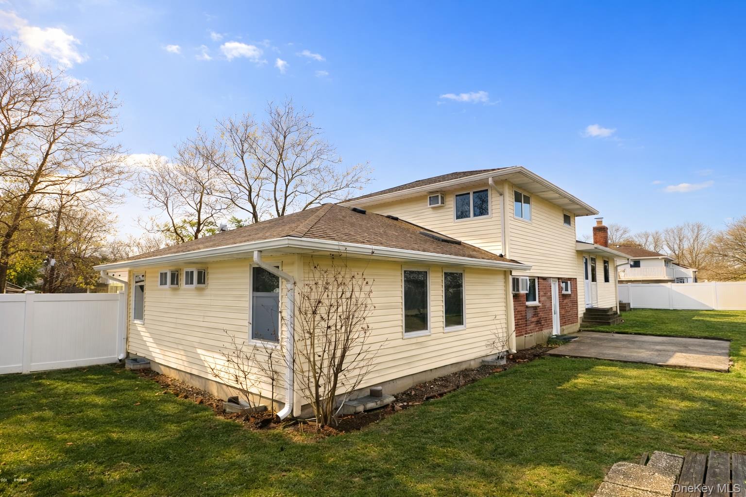 10 Wisteria Way Commack, NY 11725 - Photo 9 of 19