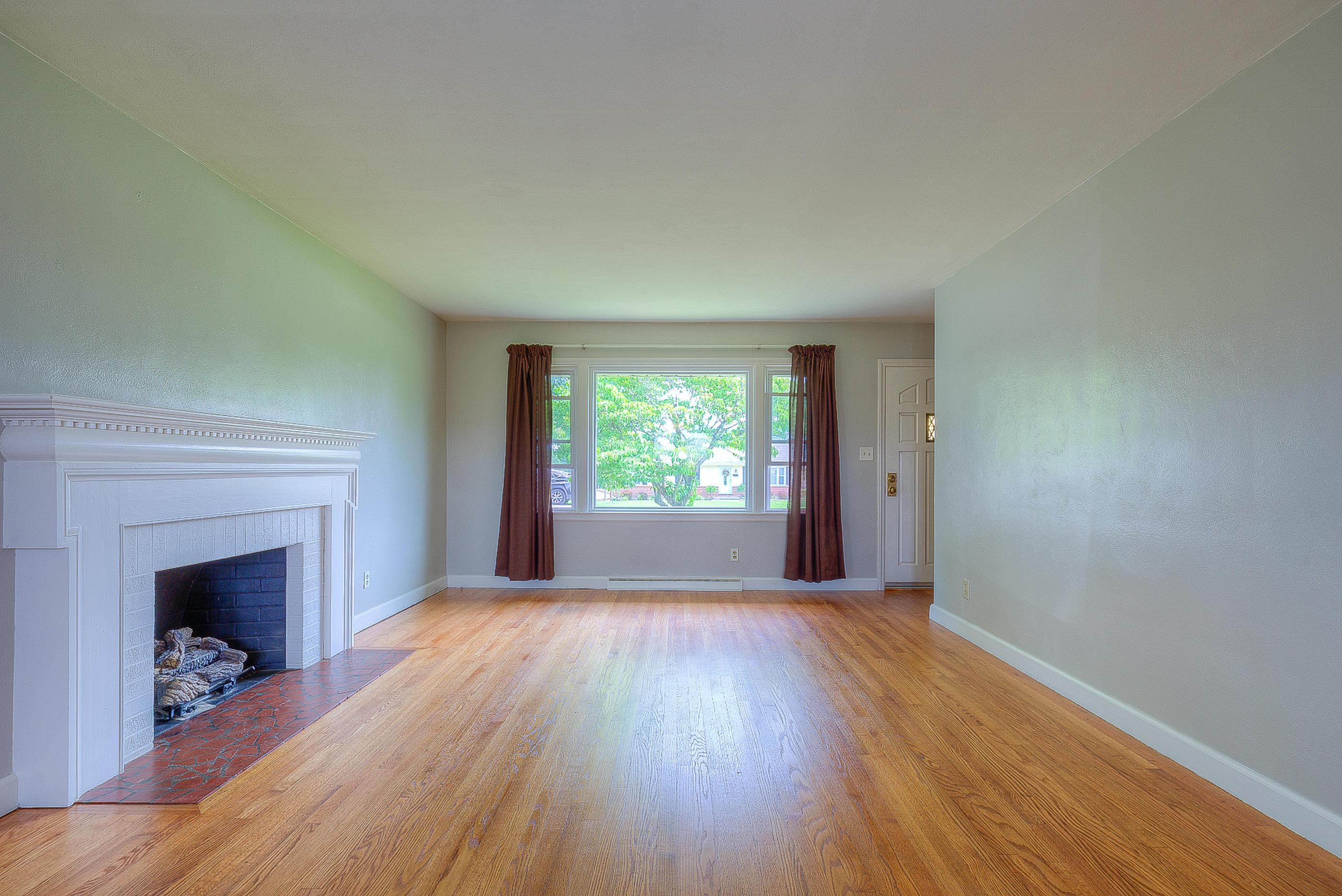 5710 Darby Road Roanoke, VA 24012 - Photo 2 of 24 Living Room