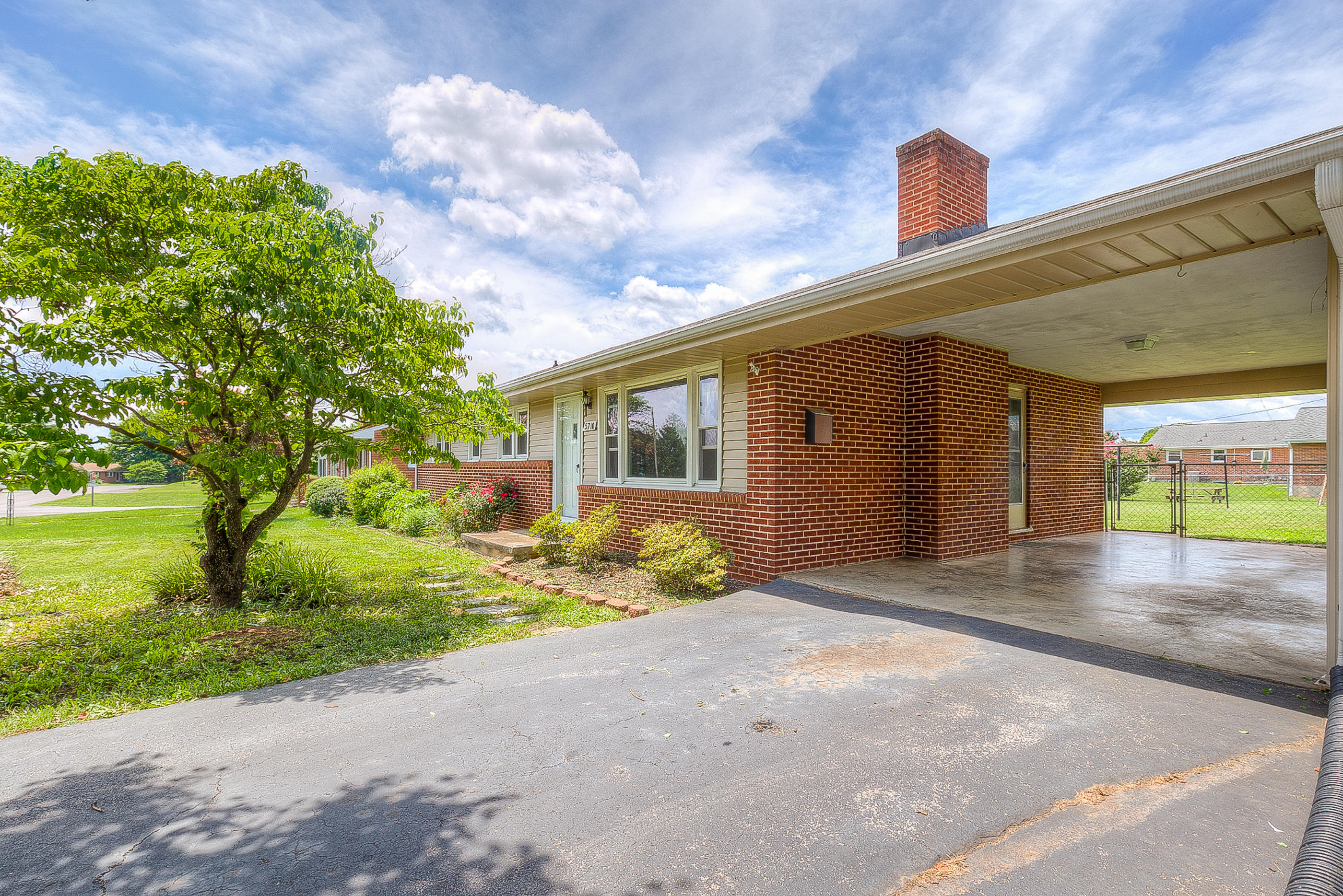 5710 Darby Road Roanoke, VA 24012 - Photo 4 of 24 Carport and Side