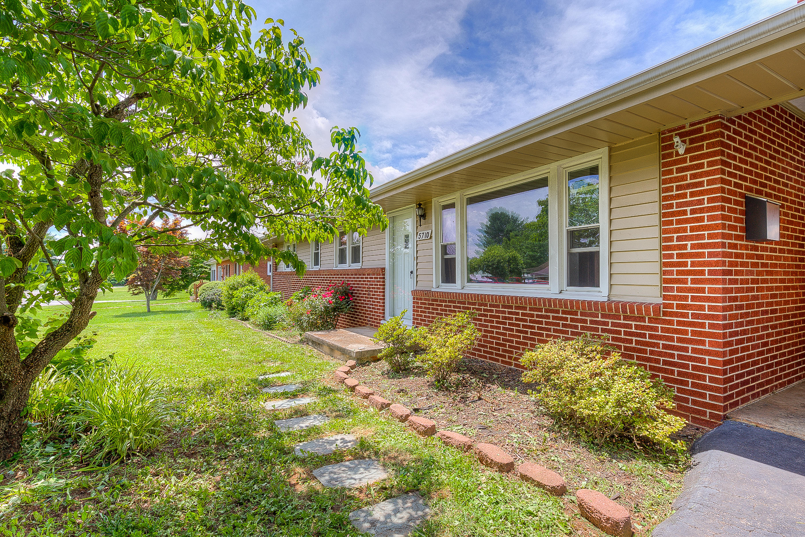 5710 Darby Road Roanoke, VA 24012 - Photo 5 of 24 Angled Front