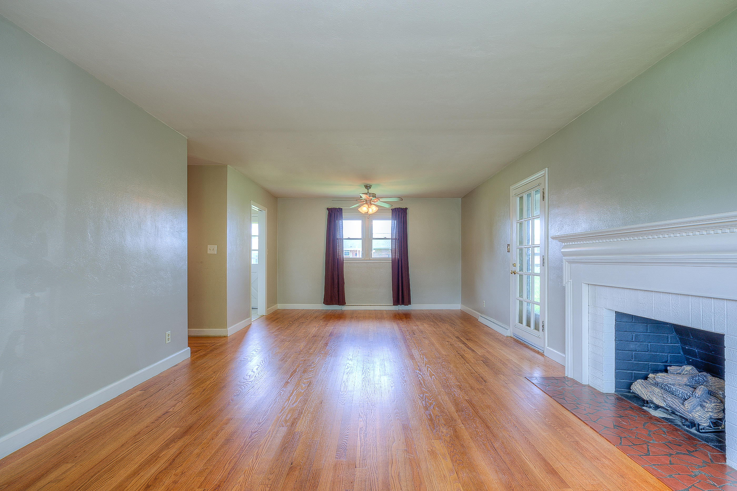 5710 Darby Road Roanoke, VA 24012 - Photo 7 of 24 Living Room