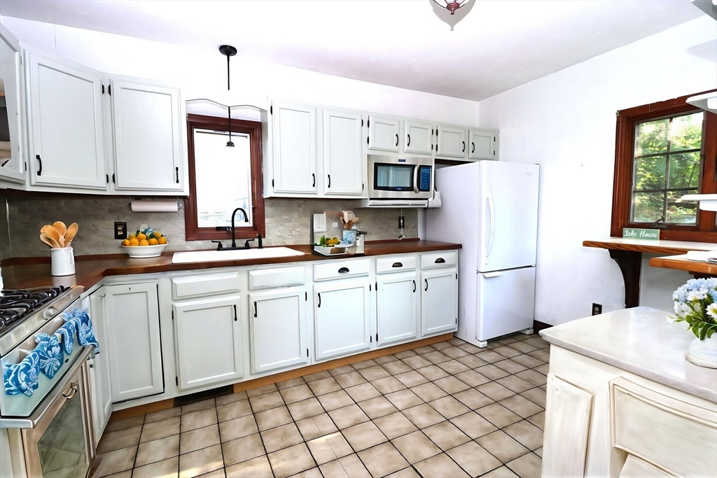 49 Lake View Road Weymouth, MA 02189 - Photo 9 of 26 Gallery Image 9