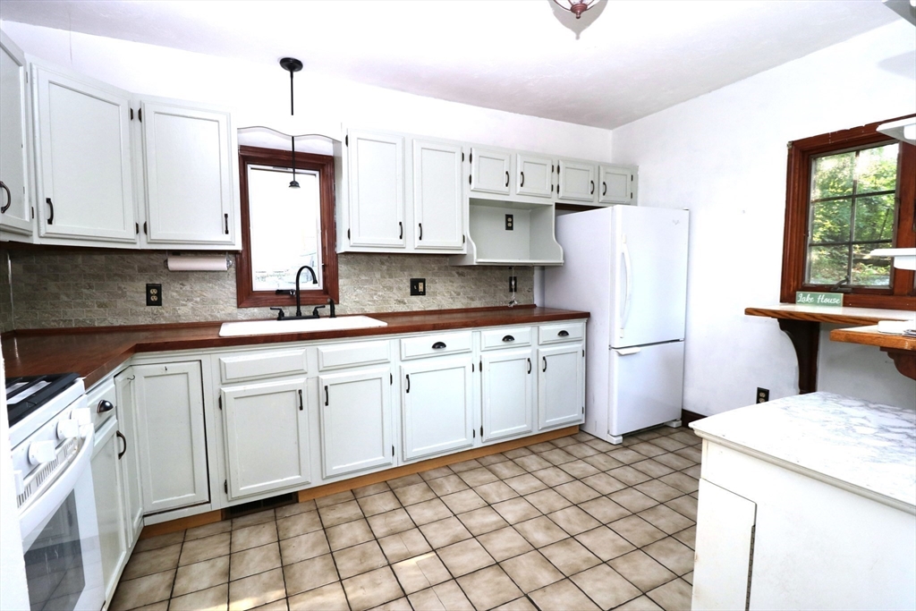 49 Lake View Road Weymouth, MA 02189 - Photo 10 of 26 Gallery Image 10