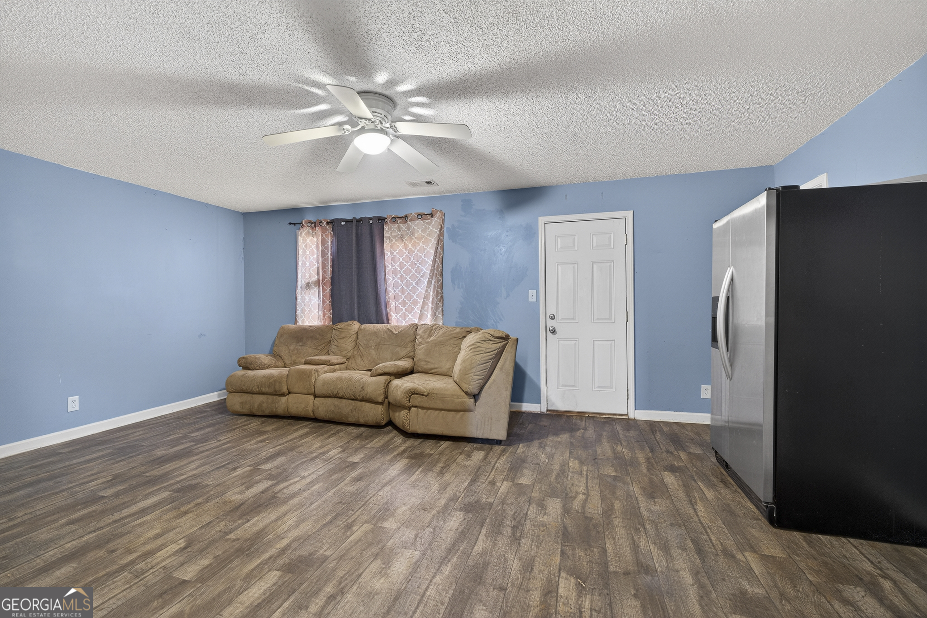 226 Amy Lane Gray, GA 31032 - Photo 33 of 46 a living room with furniture and a large mirror