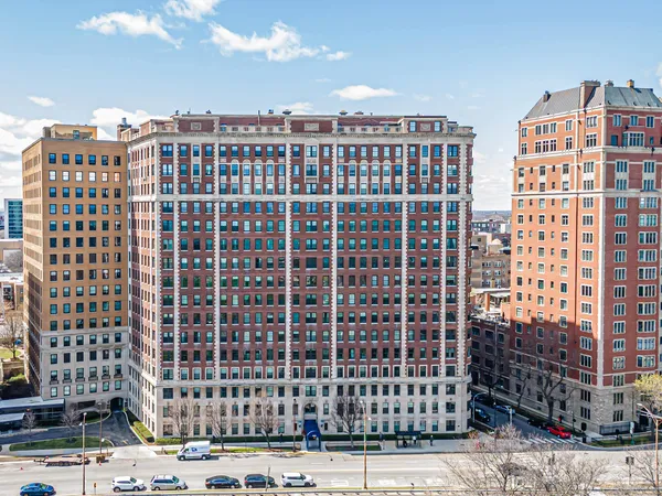 $550,000 | 3750 North Lake Shore Drive, Unit 2C, Chicago, IL 60613