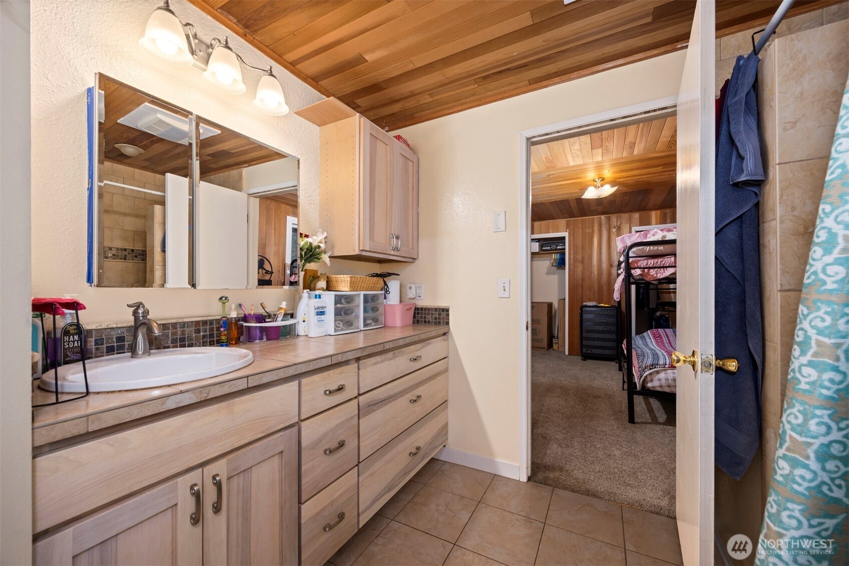 3630 Sorenson Road Everson, WA 98247 - Photo 19 of 39 a en suite bathroom with a double vanity sink and a mirror