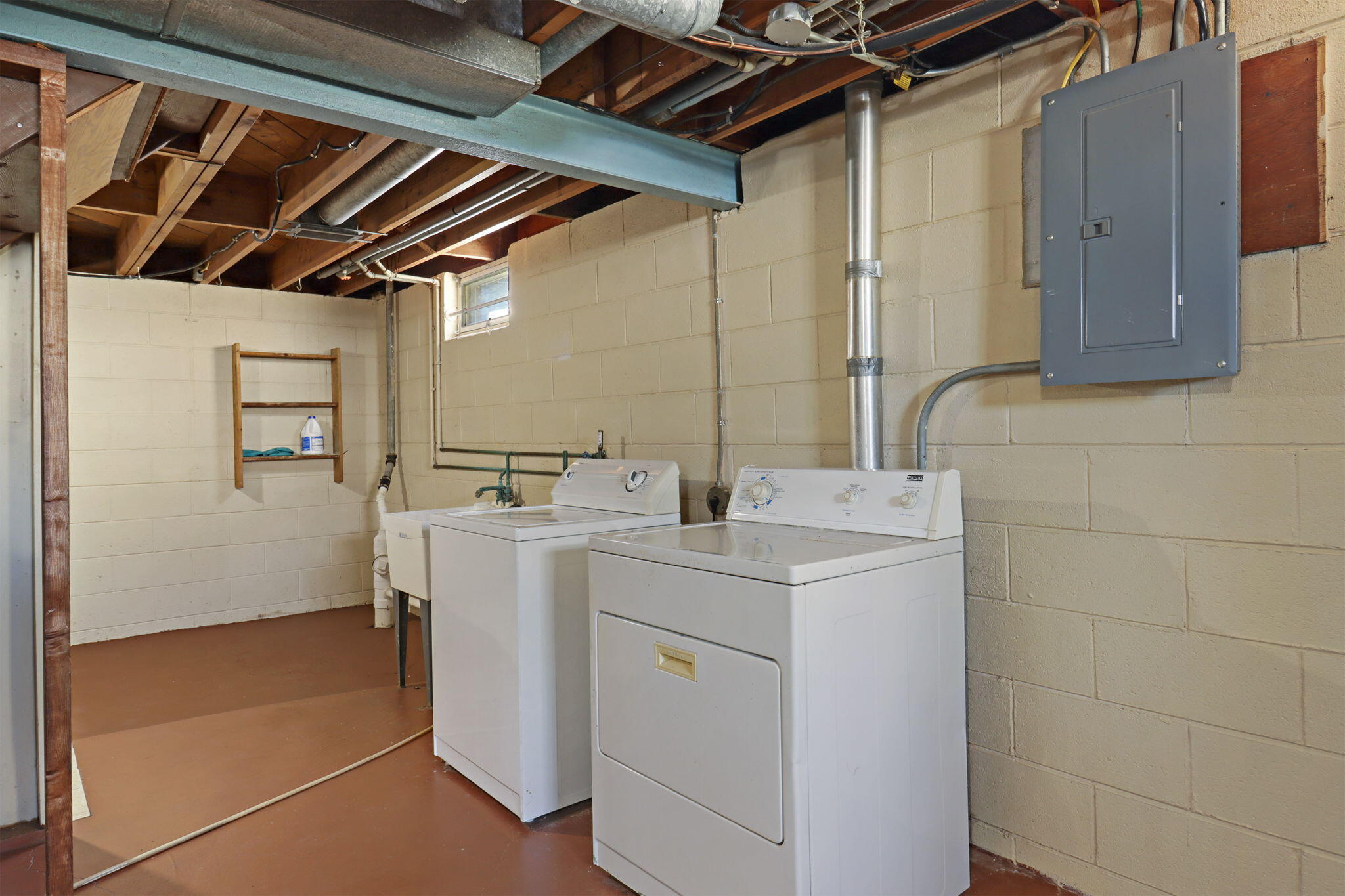 2400 Rupert Boulevard Racine, WI 53405 - Photo 16 of 21 Laundry