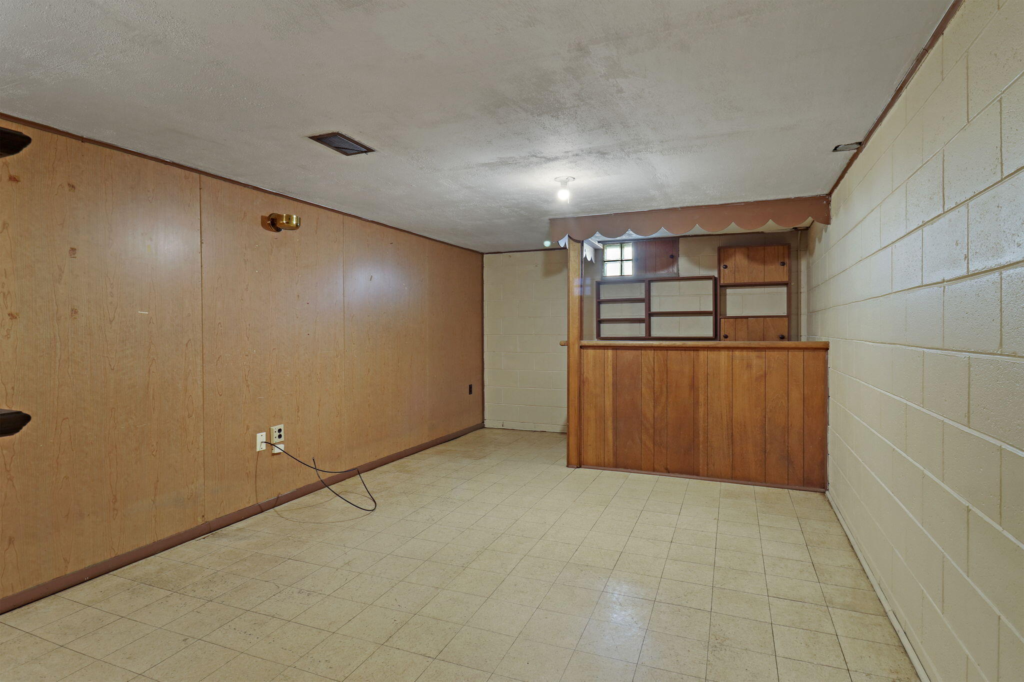 2400 Rupert Boulevard Racine, WI 53405 - Photo 17 of 21 Bar area/room