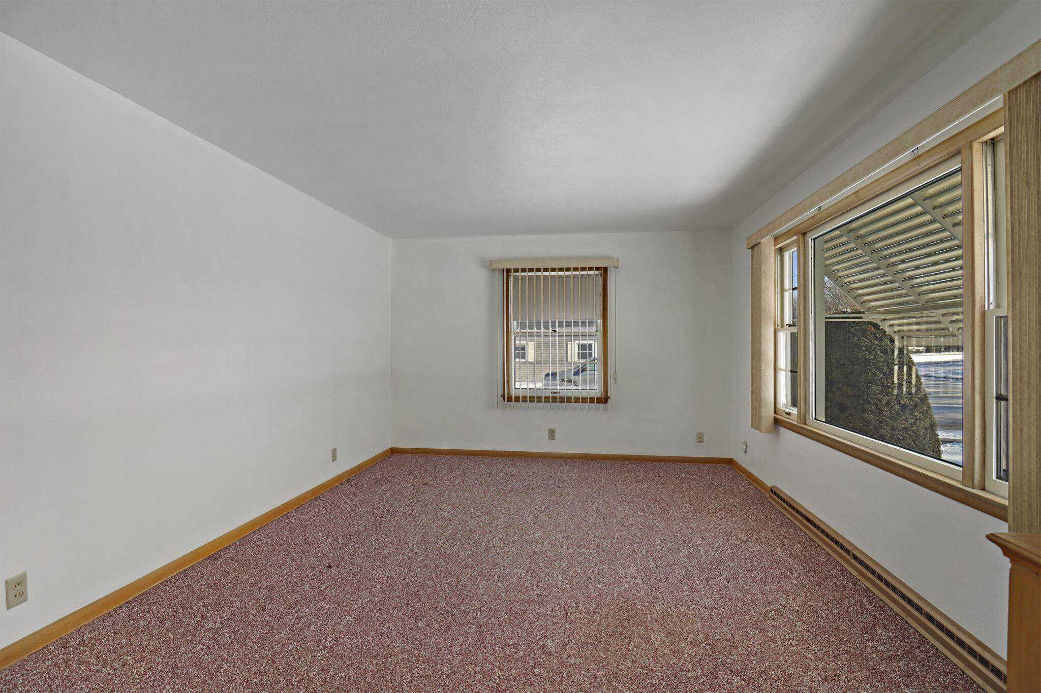 2400 Rupert Boulevard Racine, WI 53405 - Photo 3 of 21 Living room