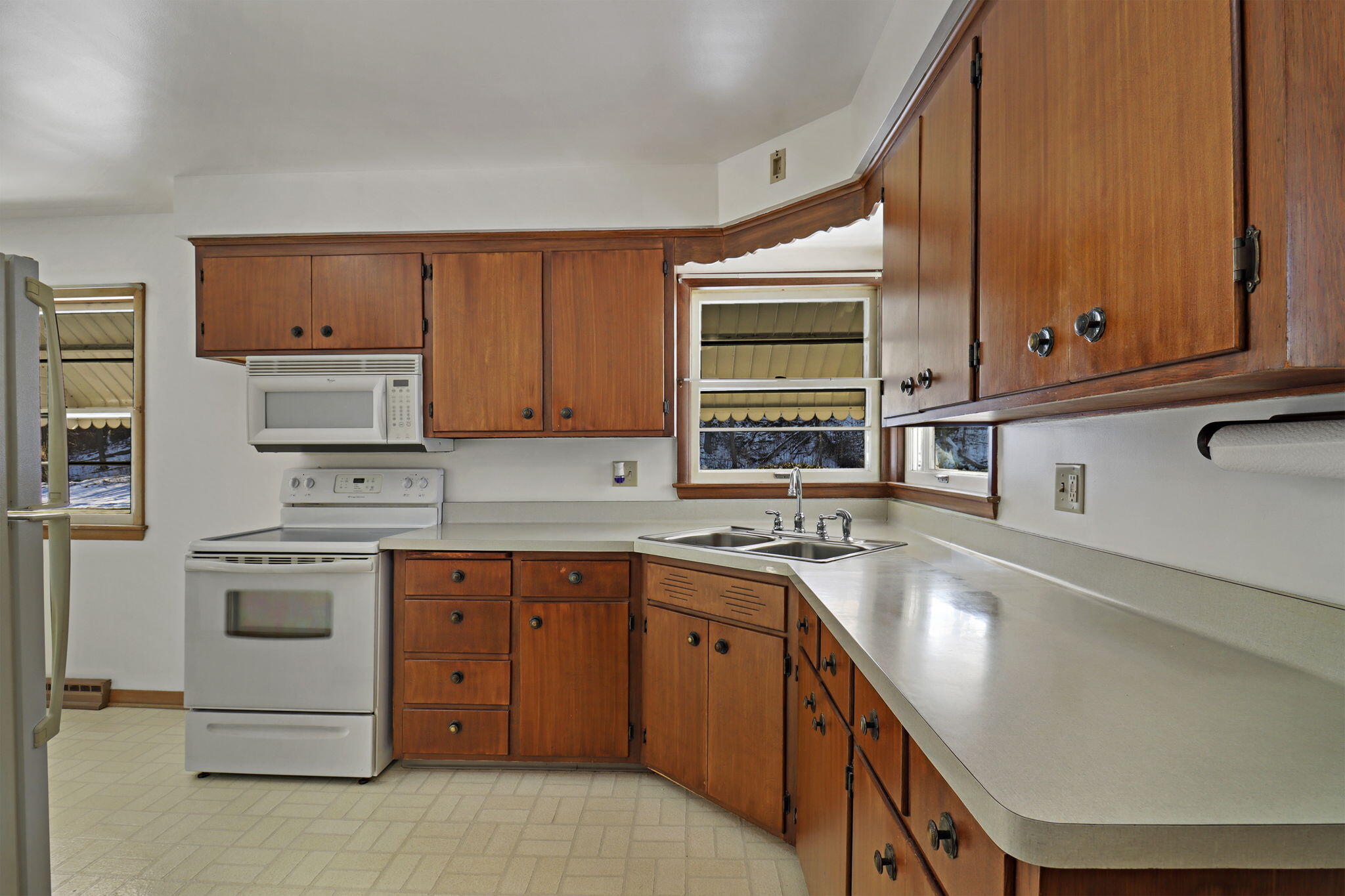 2400 Rupert Boulevard Racine, WI 53405 - Photo 5 of 21 Kitchen