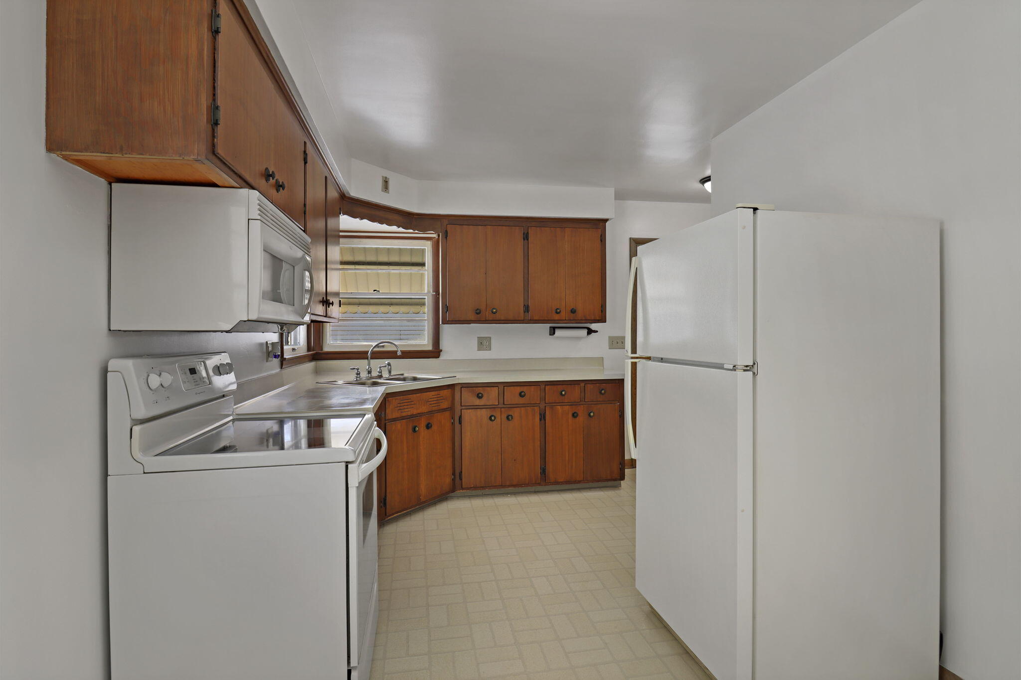 2400 Rupert Boulevard Racine, WI 53405 - Photo 6 of 21 Kitchen