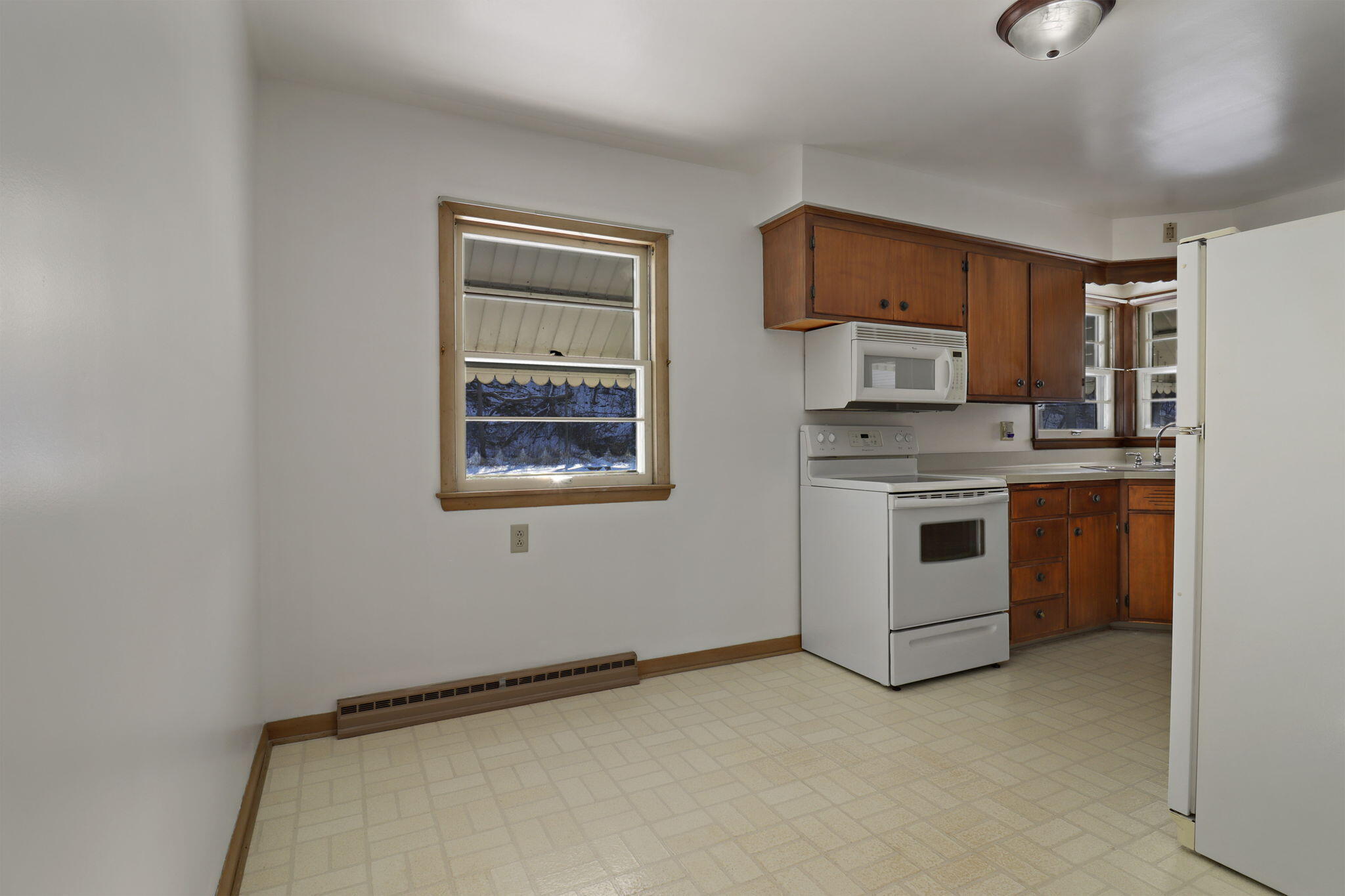 2400 Rupert Boulevard Racine, WI 53405 - Photo 7 of 21 Dining area