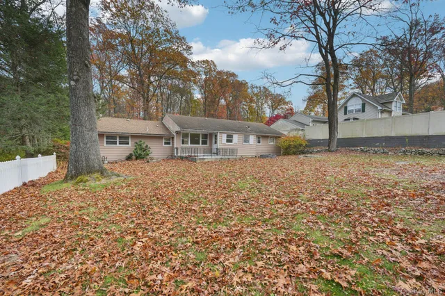 a view of yard with trees