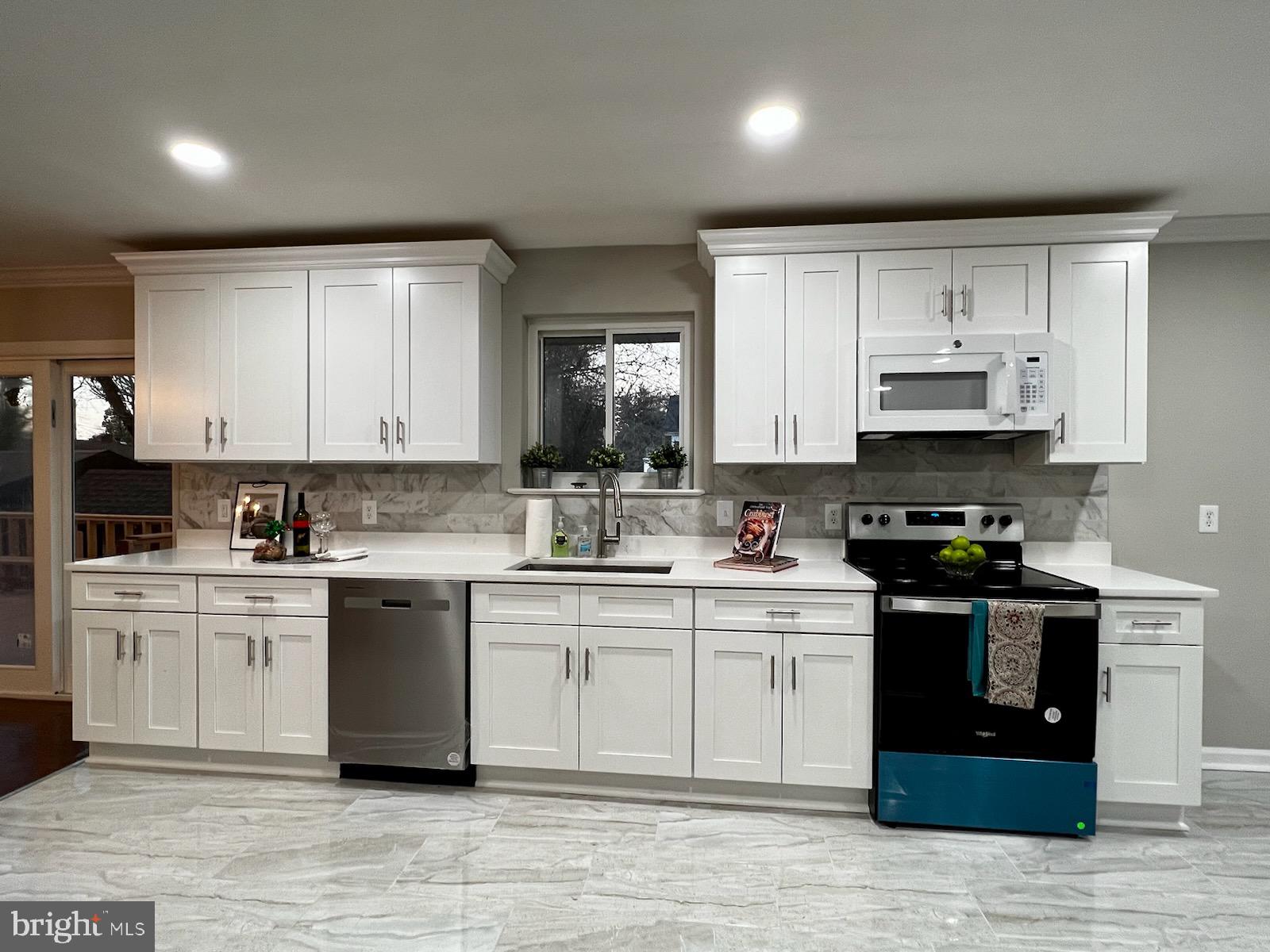 401 Rosier Road Fort Washington, MD 20744 - Photo 6 of 40 Soft close cabinets