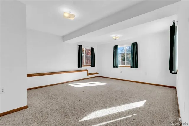 a view of entryway with wooden fence