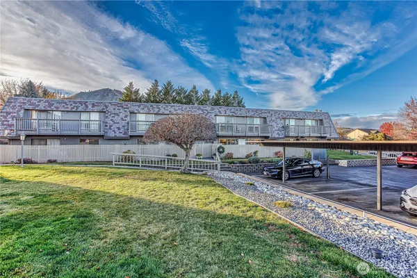 $268,000 | 1535 Castlerock Avenue, Unit 10, Wenatchee, WA 98801