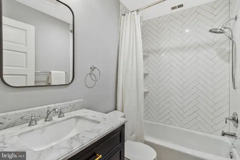 $1,400,000 | 822 5th Street Northeast, Washington, DC 20002