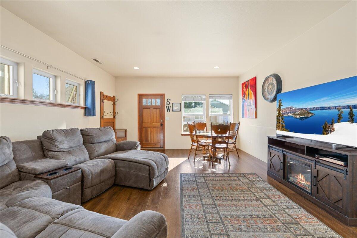 369 Cascade Drive Central Point, OR 97502 - Photo 8 of 42 360_Cascade_8
