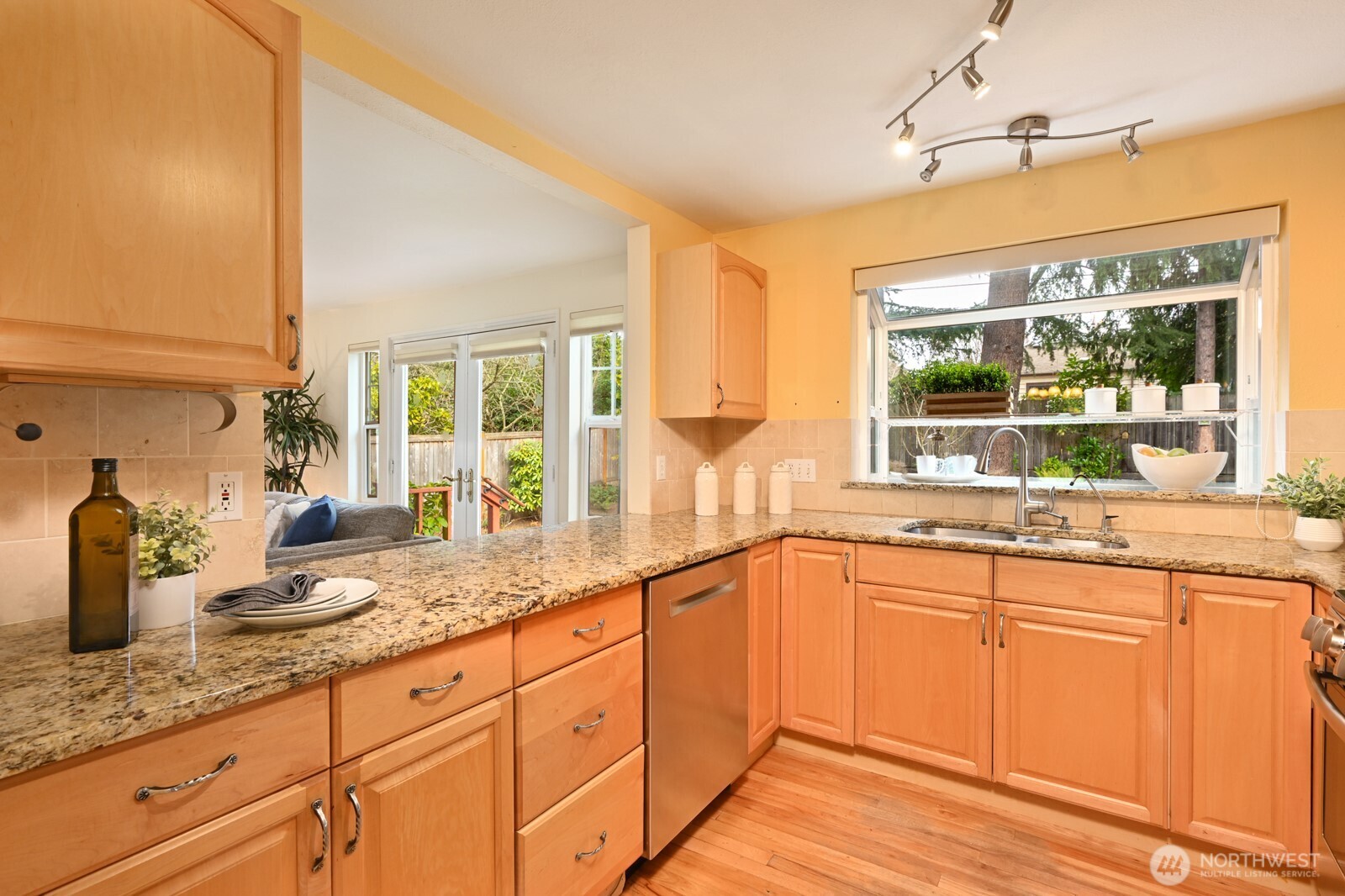 8222 38th Avenue Northeast Seattle, WA 98115 - Photo 12 of 38