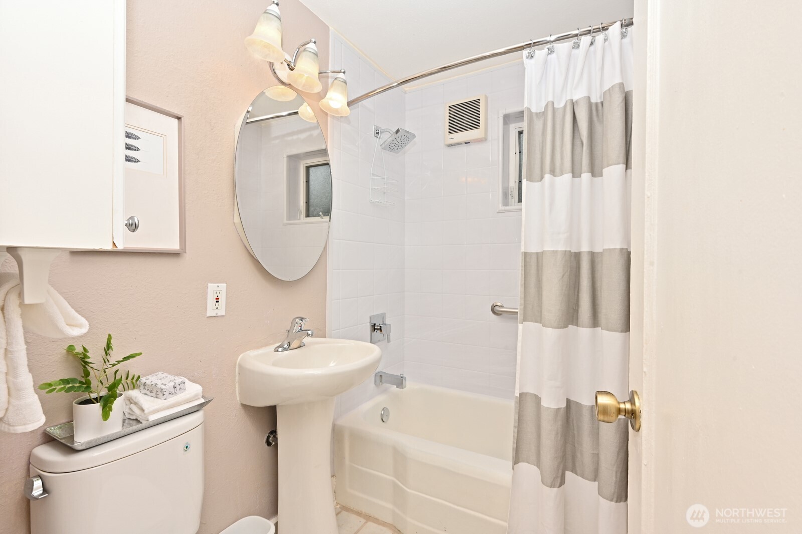 8222 38th Avenue Northeast Seattle, WA 98115 - Photo 16 of 38