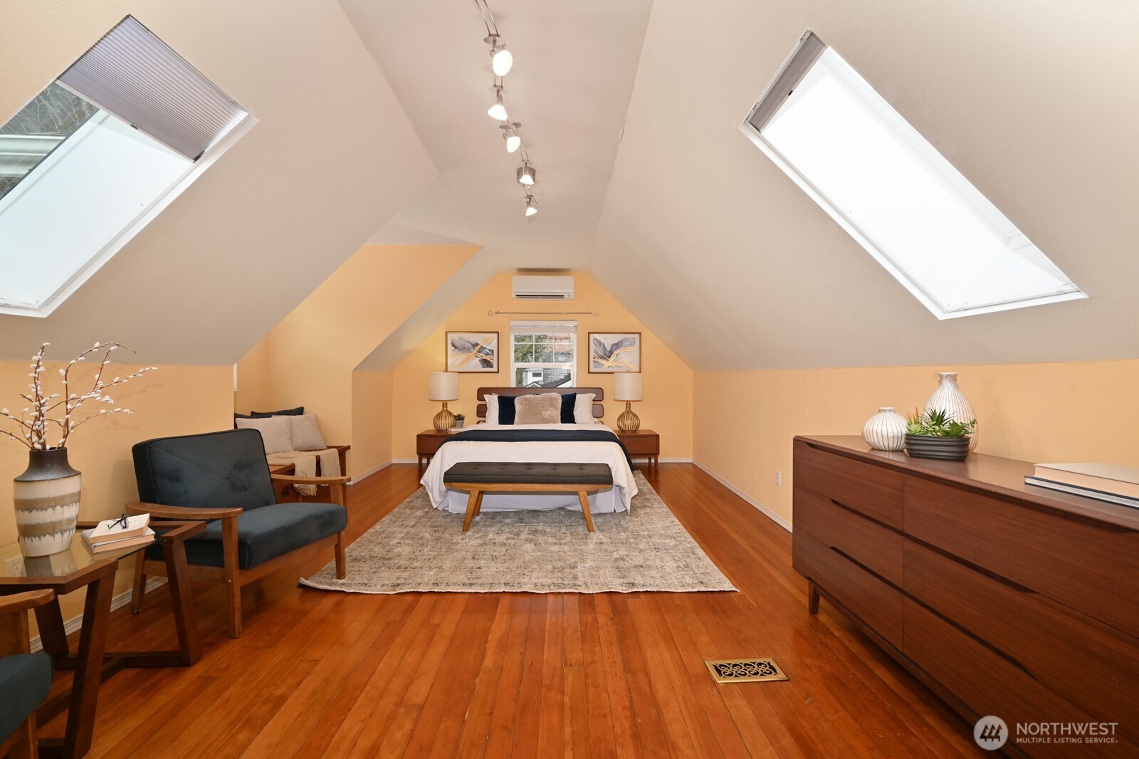 8222 38th Avenue Northeast Seattle, WA 98115 - Photo 17 of 38