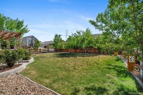 a view of a house with backyard and garden