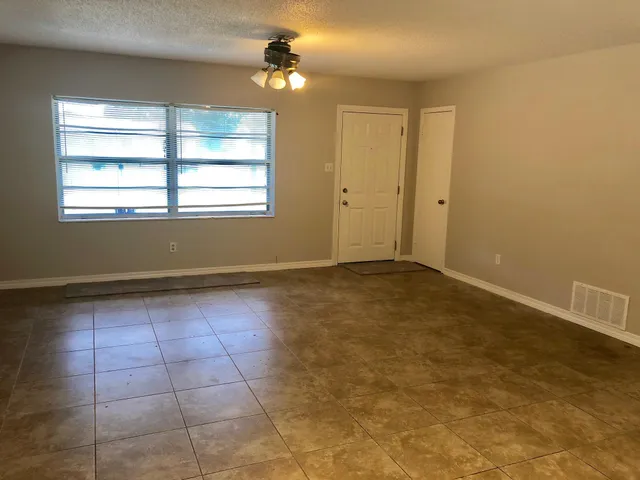 $2,000 | 420 Edge Avenue, Valparaiso, FL 32580