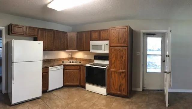 $2,000 | 420 Edge Avenue, Valparaiso, FL 32580